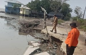 Warga Pesisir karawang abrasi