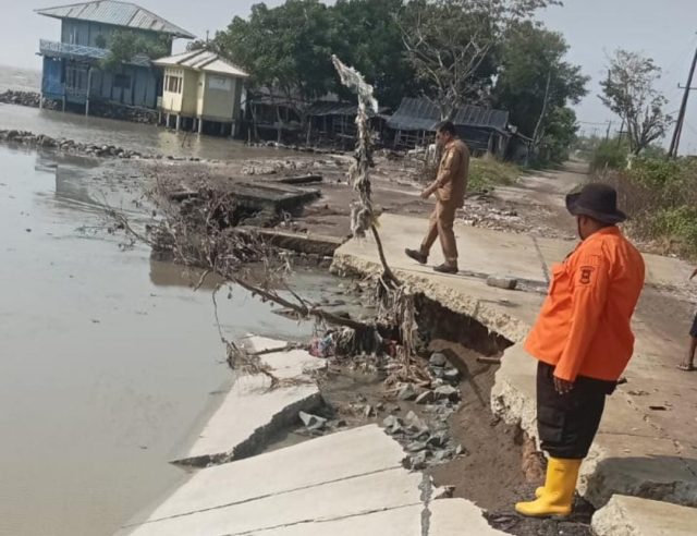 Warga Pesisir karawang abrasi