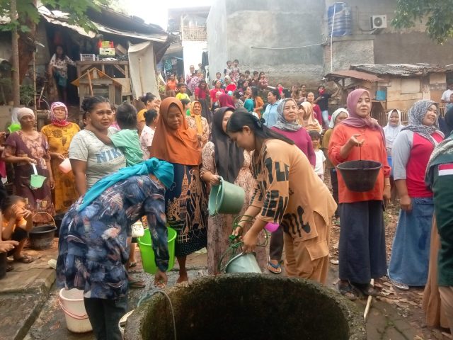 Warga kiarajaya karawang krisis air bersih