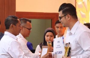 Pimcab Karawang Raih Penghargaan Pemimpin Cabang Bulog Terbaik se-Indonesia Penghargaan pemimpin terbaik bulog karawang