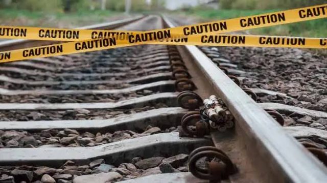 Mahasiswa karawang tertabrak kereta api