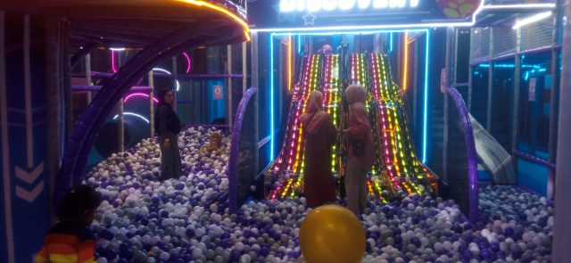 Playground bertema ruang angkasa di ciplaz karawang