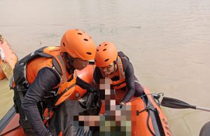 Linmas terseret banjir di karawang ditemukan