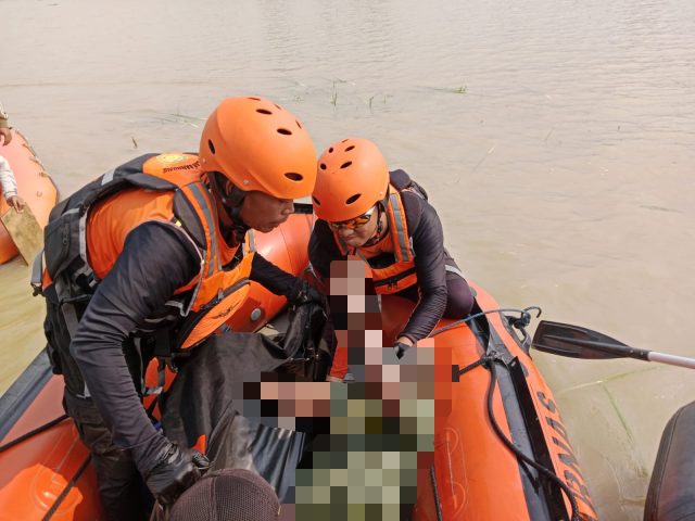 Linmas terseret banjir di karawang ditemukan