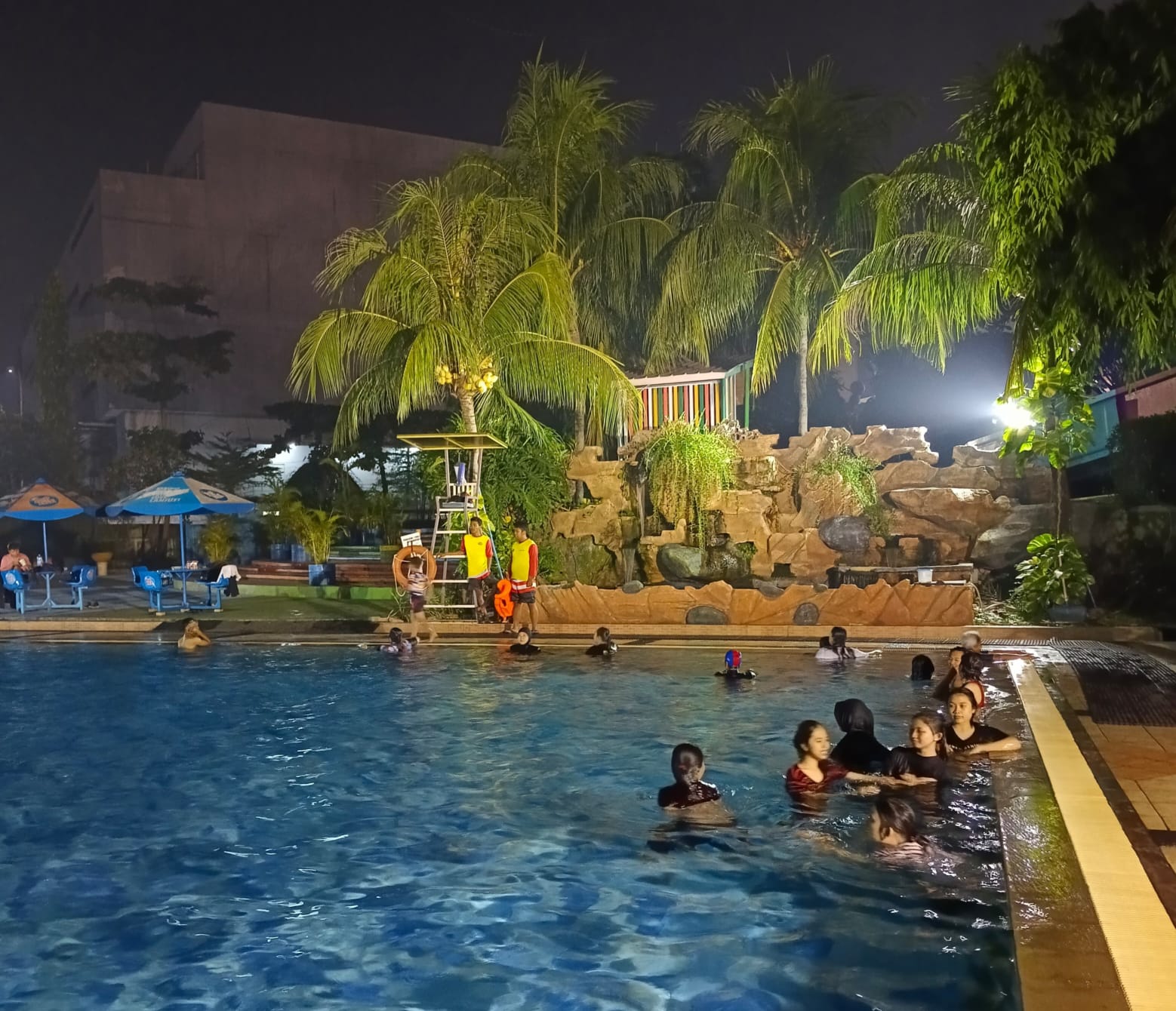 Wonderland karawang berenang malam