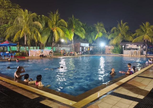 Wonderland karawang berenang malam