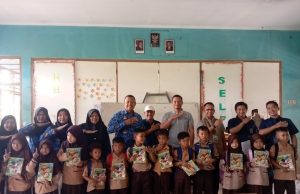 Pwi salurkan bantuan buku tulis di sdn karawang