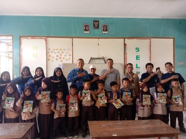 Pwi salurkan bantuan buku tulis di sdn karawang