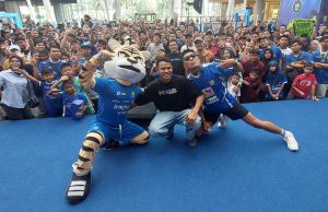 Trofi Juara Persib Bandung Mejeng di Resinda Park Mall Karawang Trofi juara persib bandung di karawang