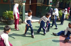 Permainan tradisional hari anak nasional di karawang