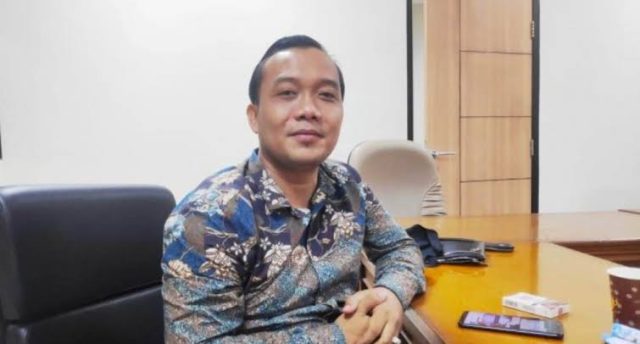 Mbg karawang berisi belatung