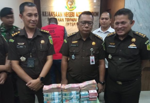 kejari-kota-cirebon-menetapkan-4-orang-sebagai-tersangka-dalam-kasus-dugaan-pemotongan-dana-pip-di-sman-7-cirebon-1753230246467_43 Dana PIP SMAN 7 cirebon