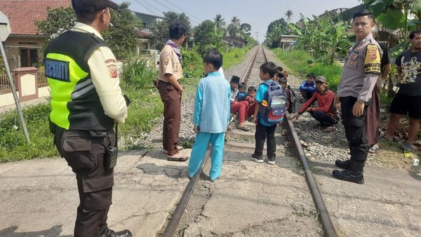 lokasi-kecelakaan-dua-siswi-tertemper-kereta-di-lintasan-rel-kereta-di-kampung-gandasoli-desa-cipurut-kecamatan-cireunghas-kab-1752826149315_169