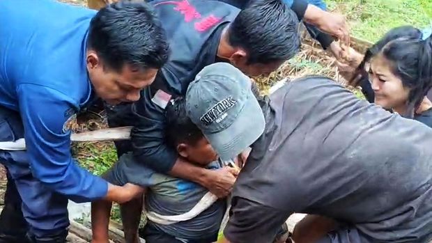 petugas-damkar-sukabumi-evakuasi-bocah-terperosok-ke-sumur-1753838424438_169 Damkar Sukabumi