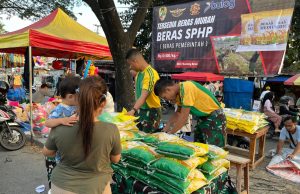 Teruji Stabilkan Harga, Bulog Karawang Salurkan Beras SPHP Bulog Karawang salurkan beras sphp