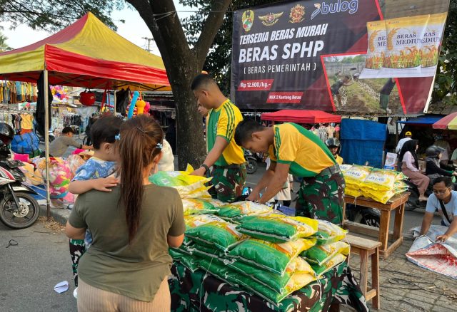 Bulog Karawang salurkan beras sphp