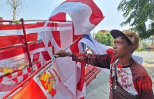 Curhat Pedagang Bendera Merah Putih di Karawang: Penjualan Lesu, yang Dicari Malah One Piece Pedagang bendera merah putih di karawang