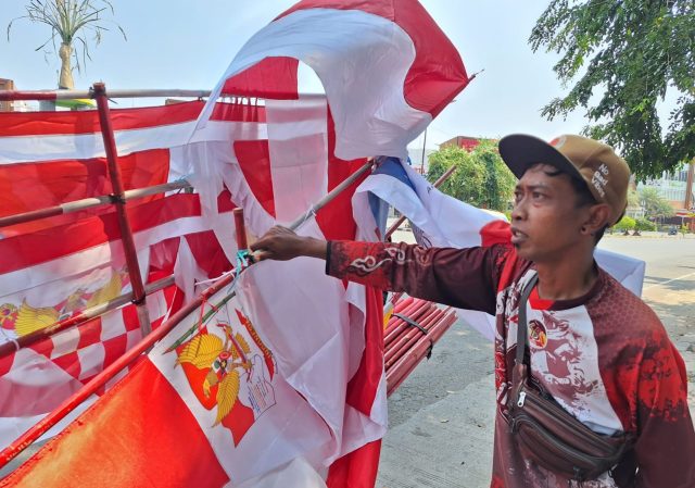 Pedagang bendera merah putih di karawang