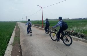 Puluhan Tahun Berlumpur, Warga Cicinde Utara Karawang Akhirnya ‘Merdeka’ Rasakan Jalan Mulus Jalan di cicinde utara karawang