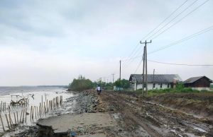 Warga pesisir karawang kena banjir rob