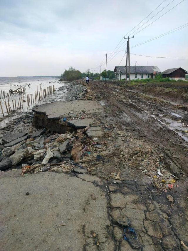 Warga pesisir karawang kena banjir rob