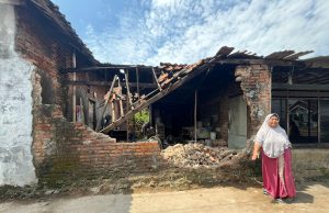 Kesaksian Warga di Karawang Melihat Rumahnya Ambruk Akibat Gempa Rumah warga karawang ambruk gempa