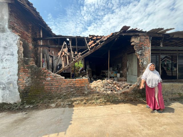 Rumah warga karawang ambruk gempa
