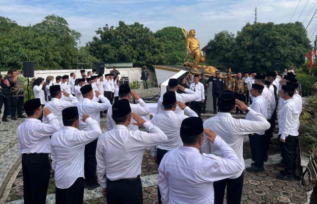 Bupati aep di tugu surotokunto karawang