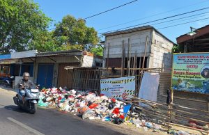 Sampah menggunung di pusat kota karawang