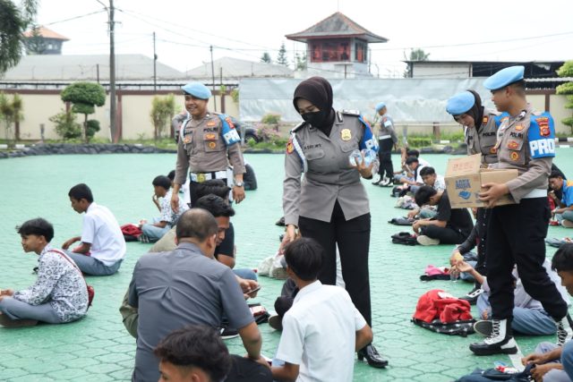 IMG-20250828-WA0065 Pelajar karawang demo ke dpr