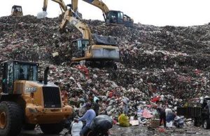 Hadapi 1.200 Ton Sampah per Hari, Karawang Sahkan Raperda Pengelolaan Sampah dan APBD 2025 Sampah karawang 1.200 ton per hari