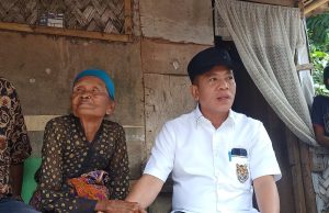 Kunjungi Nenek 100 Tahun, Bupati Karawang Bakal Bangunkan Rumah Baru untuk Mbah Ilem Rumah mbah ilem dan bupati karawang
