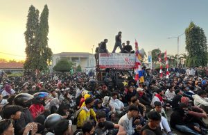 Demo di Karawang, Ini Poin Tuntutan Massa ke DPRD Massa demo ke dprd karawang