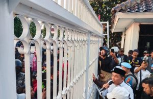 Ketua DPRD Karawang temui massa aksi