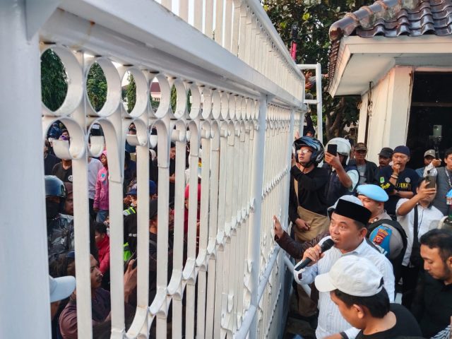 Ketua DPRD Karawang temui massa aksi