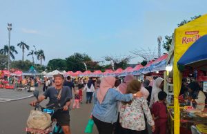Antusias Tinggi, Bupati Karawang Targetkan Perputaran Uang di Bazar UMKM Rp 200 Juta per Hari Antusiasme bazar umkm karawang