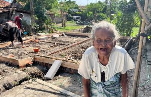 Janji Bupati Aep Terpenuhi, Gubuk Mbah Ilem Dibongkar untuk Dibangun Rumah Baru Rumah mbah ilem dibangun