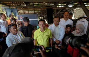 Bupati Aep Sambangi Keluarga Korban Kebakaran di Karawang, Sampaikan Duka Mendalam Bupati karawang ke keluarga kebakaran