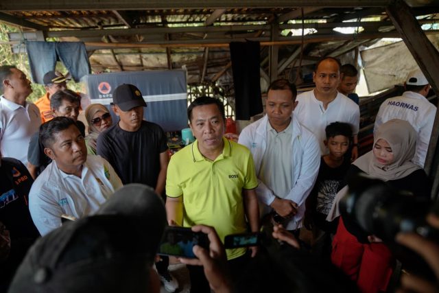 Bupati karawang ke keluarga kebakaran