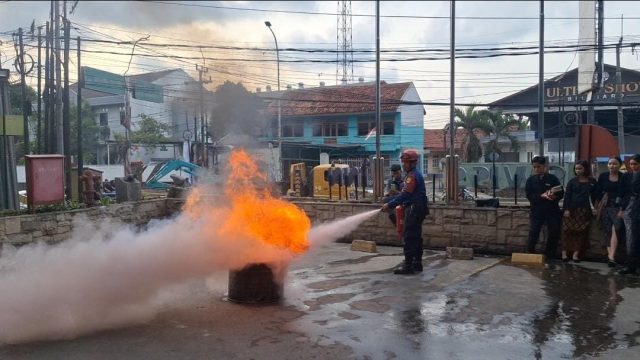 Simulasi kebakaran di swiss-belinn karawang