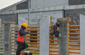 Akil dan Cat Oranye: Kisah Kecil di Balik Renovasi Gor Panatayudha Karawang Renovasi gor panatayudha karawang