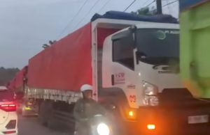 Lalu lalang truk pt jsi karawang