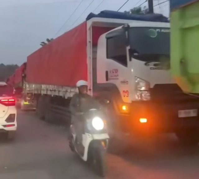 Lalu lalang truk pt jsi karawang