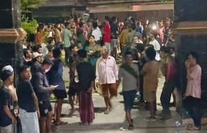 Ribuan Warga Kepung Kantor Desa di Karawang, Desak Maling Motor Dihabisi di Tempat Warga kepung curanmor di kantor desa karawang