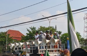 Ratusan Santri dan Ulama Karawang Gelar Aksi Damai, Minta KPI Sanksi Tegas Trans7 Aksi damai santri karawang soal trans7