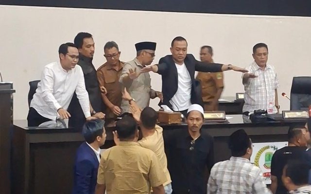 Rdp rs hastien karawang ricuh