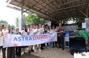Dukung Pengelolaan Lingkungan, Astra Daihatsu Serahkan Mesin Pencacah Kompos ke DLH Karawang Mesin kompos astra daihatsu karawang
