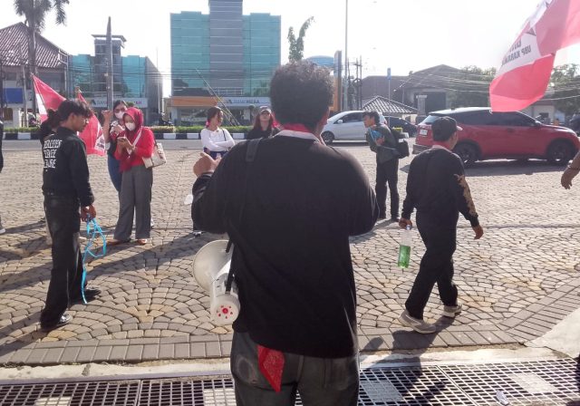 IMG-20251029-WA0043 Mahasiswa demo pajak di karawang