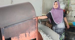 Kisah Mak Edah: Dari Korban PHK, Kini Hidupkan Desa di Karawang Lewat PAUD dan Krupuk Miskin Mak edah di karawang