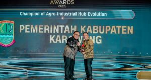 Komitmen Jaga Lumbung Padi, Pemkab Karawang Raih Penghargaan CNN Indonesia Award 2025 Penghargaan cnn ke pemkab karawang